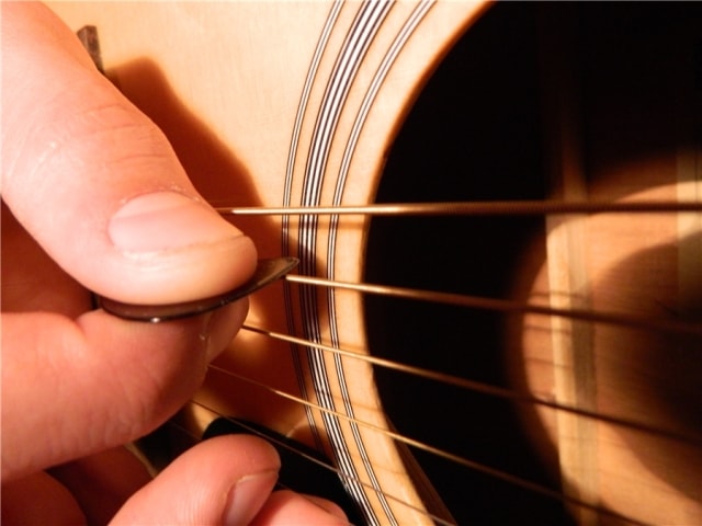 Тремоло на гитаре: что это такое, как играть, полезные советы - фото3 Тремоло на гитаре: что это такое, как играть, полезные советы - фото3