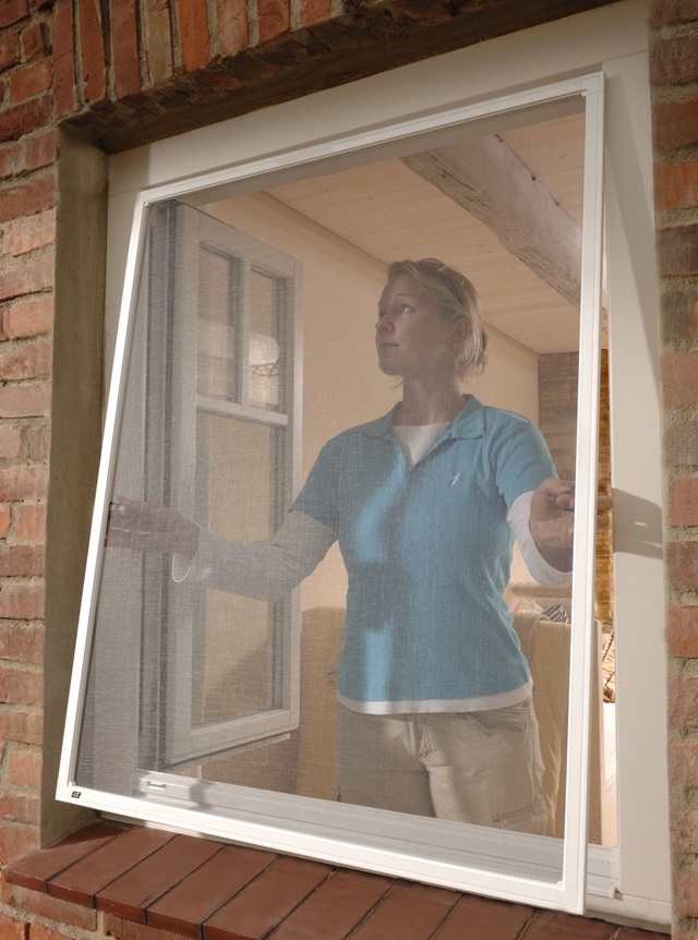 Москитные сетки на окна и двери: виды, отличия, плюсы и минусы — как выбрать для квартиры и дома - фото1 Москитные сетки на окна и двери: виды, отличия, плюсы и минусы — как выбрать для квартиры и дома - фото1