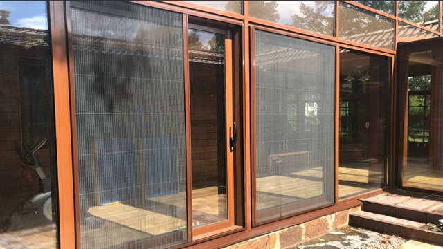 Москитные сетки на окна и двери: виды, отличия, плюсы и минусы — как выбрать для квартиры и дома - фото3 Москитные сетки на окна и двери: виды, отличия, плюсы и минусы — как выбрать для квартиры и дома - фото3