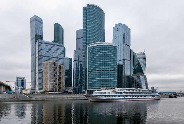 Прогулки по Москва-реке возле Москва-Сити