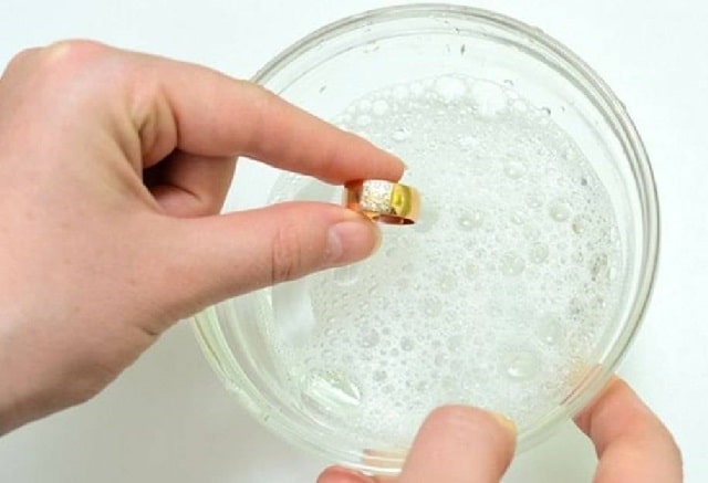 Как почистить золотые украшения в домашних условиях (быстро и эффективно) - фото1 Как почистить золотые украшения в домашних условиях (быстро и эффективно) - фото1