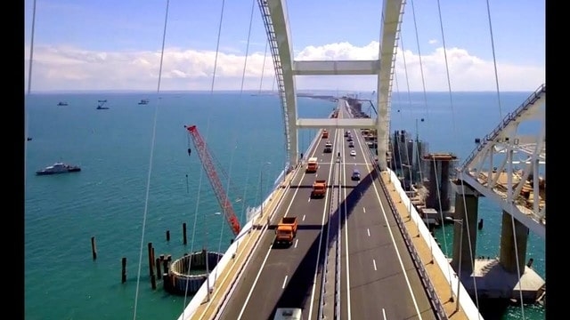 С сегодняшнего дня Крымский мост открыт для большегрузных машин