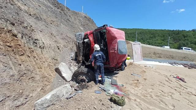 На трассе «Ялта - Симферополь» перевернулся автомобиль - разлилось топливо