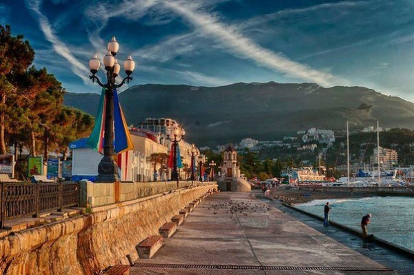 Еще один памятник изготовили скульпторы Элеонора и Игорь Лысенко для аллеи в Ялте