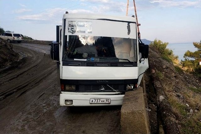 Под Судаком автобус едва не упал со склона – спасло бетонное ограждение