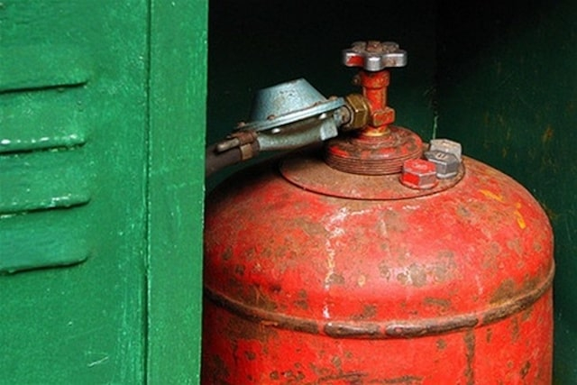 Жительница Колодезного погибла, пытаясь справиться с задымившимся газовым баллоном