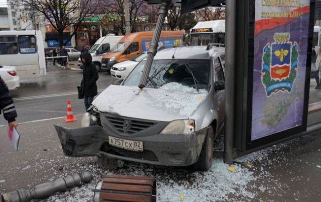 Легковой автомобиль протаранил остановку с людьми