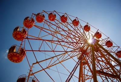 В феодосийском парке «Сказка» появилось колесо аттракционов