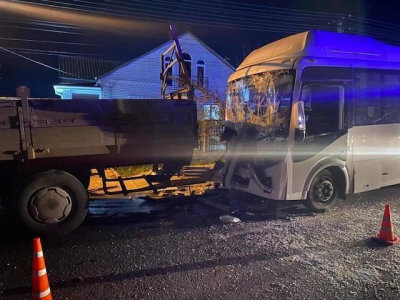 У села Залесье автобус столкнулся с грузовым автомобилем