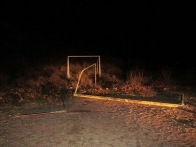 На территории школы погиб подросток – на мальчика упали футбольные ворота