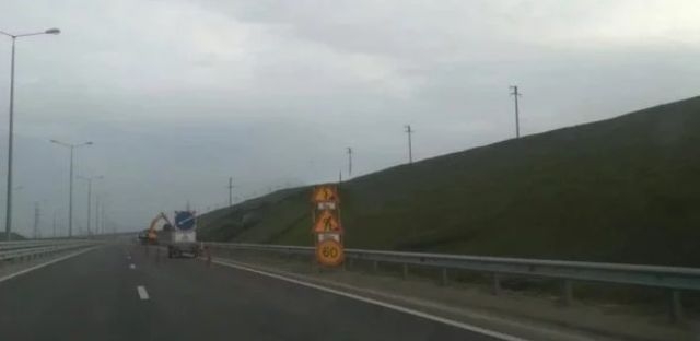 Снег разрушил искусственные насыпи вдоль автоподходов к Крымскому мосту