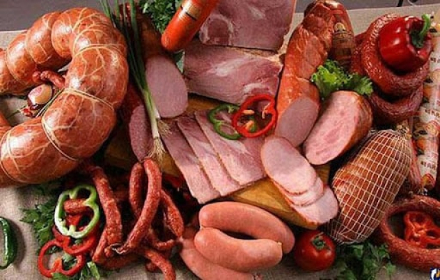 Свыше ста килограммов мяса и колбасы сожгли в Крыму