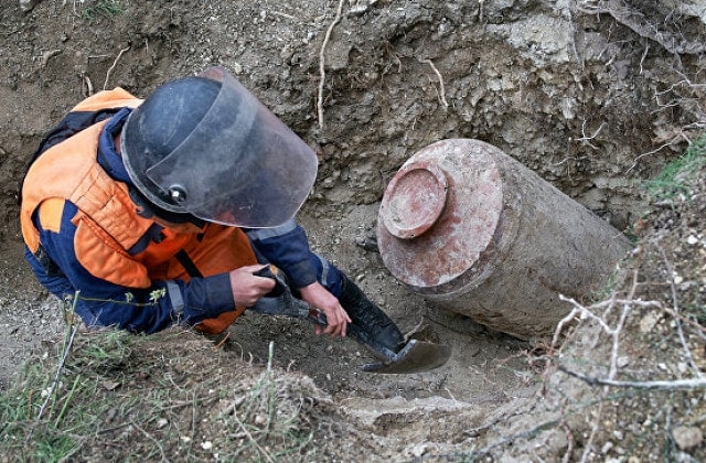 Во время строительных работ строители едва не погибли, зацепив авиабомбу