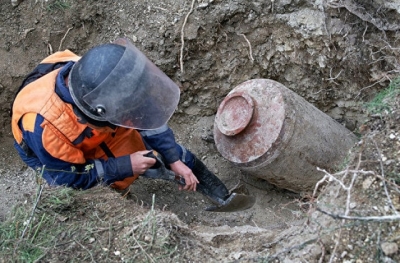 Во время строительных работ строители едва не погибли, зацепив авиабомбу