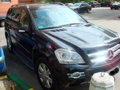 Пока мужчина спал, друг угнал его «Mercedes-Benz»