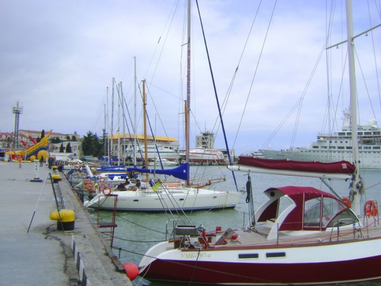 На Ялтинском рынке морских перевозок «старожилам» показывают на выход?