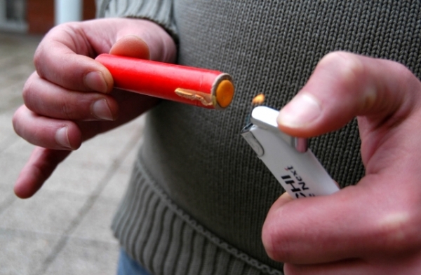 Петардами торгуют прямо перед школой