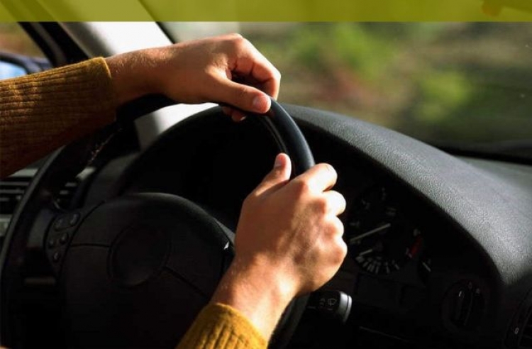 Жители Симферополя хотели продать автомобиль своего приятеля ради выпивки