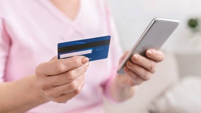 Мошенник выманил у женщины 100 000 рублей