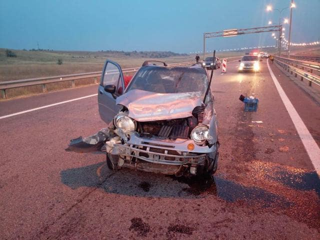 На подъезде к Керченскому мосту разбился легковой автомобиль