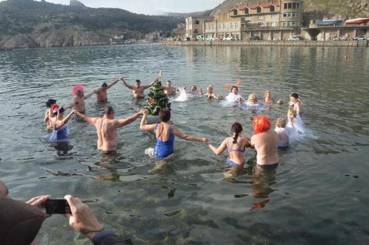 Севастопольские моржи кружились в новогоднем хороводе просто в море (видео)