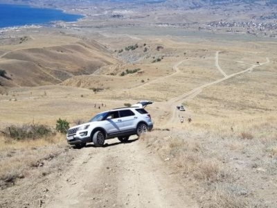 Машина с детьми едва не сорвалась со склона горы