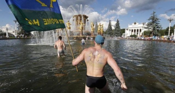 Российские военные разъезжают по Симферополю на БТР (видео)