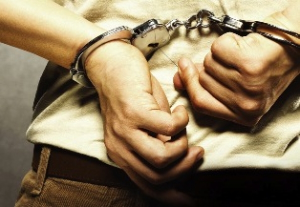 Женщина сбежала от агрессивного сожителя с оружием