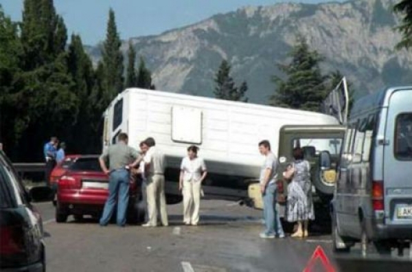 Массовое ДТП В Крыму: иномарка врезалась в три авто, есть пострадавшие