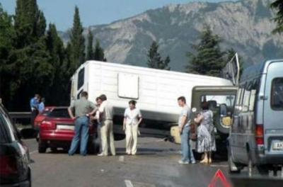 Массовое ДТП В Крыму: иномарка врезалась в три авто, есть пострадавшие