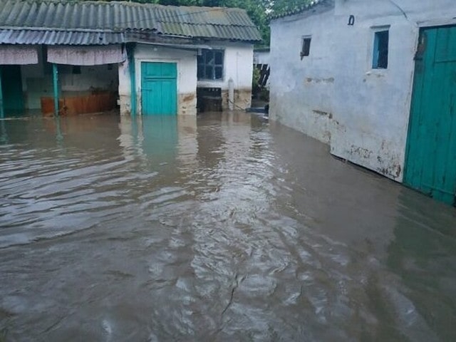 Крымчане приходят в себя после бури и ливней (видео)