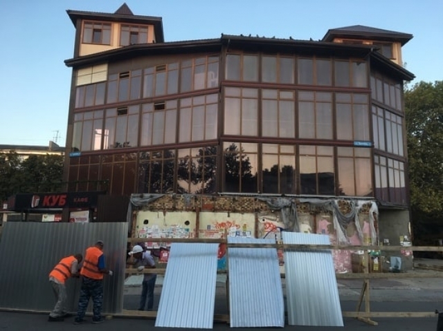 В Симферополе начался демонтаж скандального торгового центра