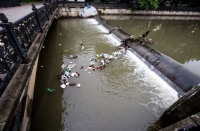В Салгир сбрасывают излишки воды из Симферопольского водохранилища