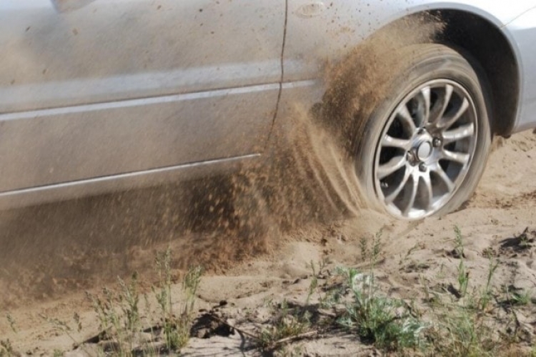 Спасатели вытащили из горных ловушек машины автотуристов