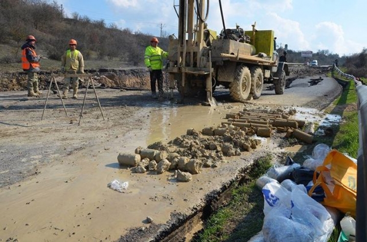 Ремонт Севастопольской трассы обещают завершить через 2 недели