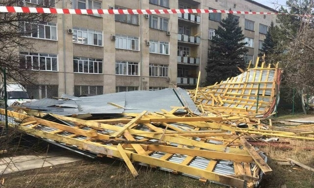 В Симферополе ветер сорвал крышу, крыша накрыла стоянку автомобилей
