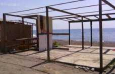 В Алуште демонтируют торговое оборудование и рекламные конструкции