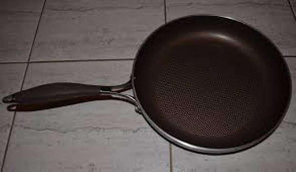 Грабитель пытал свою жертву сковородкой