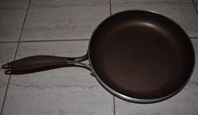 Грабитель пытал свою жертву сковородкой