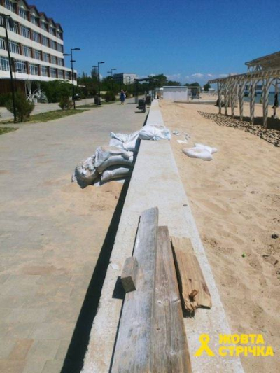 В Евпатории ветер снес «укрепление» оккупантов, восстанавливать его никто не хочет