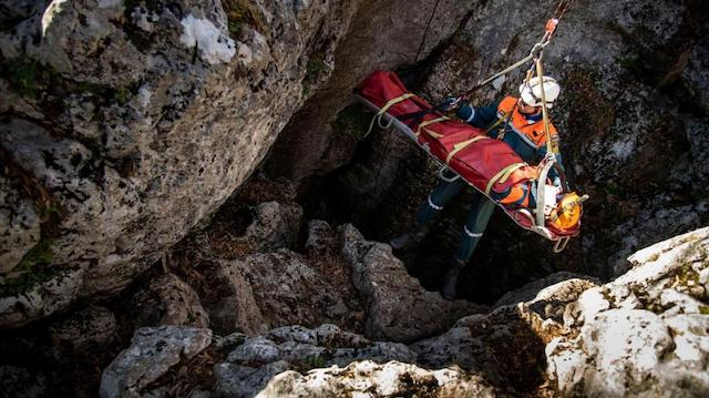 В Алуште двое туристов упали в глубокий овраг