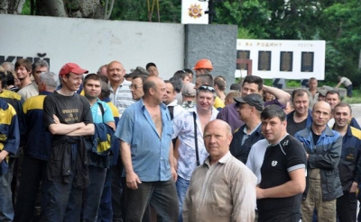 Металлурги Керченского завода бунтуют, во время разговора с ними Константину Бахареву стало плохо (видео)