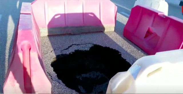 После дождей на Евпаторийском шоссе в Симферополе провалился асфальт