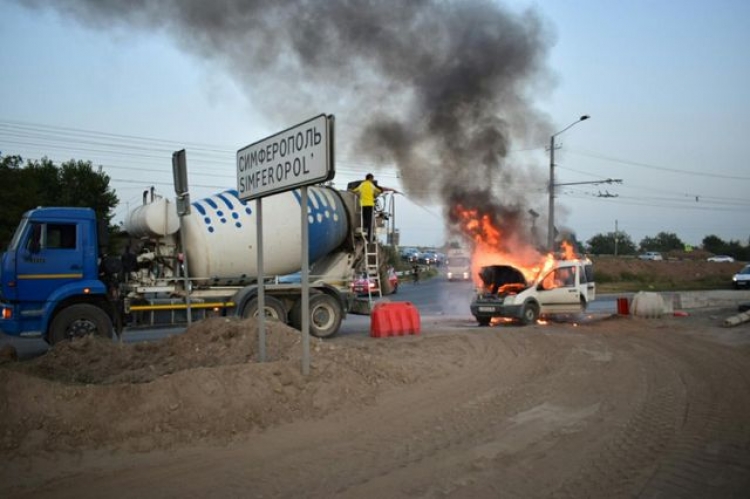 Очевидцы, с риском для жизни, потушили горевший на трассе фургон