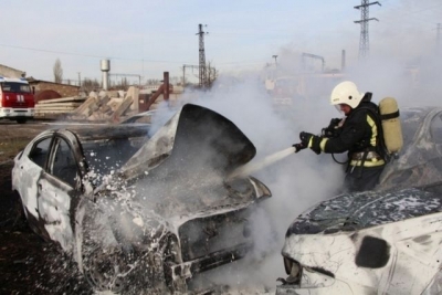 Меньше чем за час огнем полностью уничтожено 14 автомобилей
