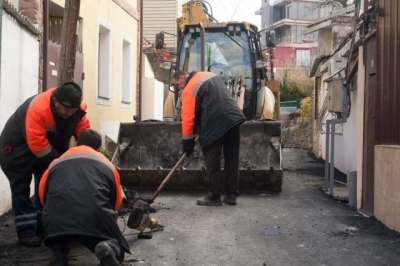 Неправильно уложенный асфальт в Ялте замуровал местных жителей в их домах