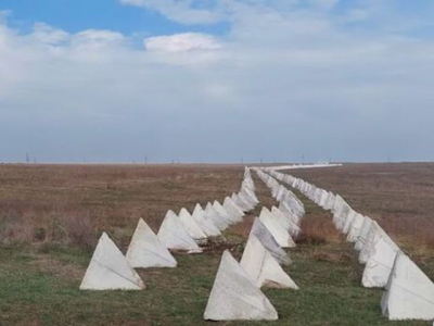 «Спасибо, Путин!»: в Крыму забыли о курортном сезоне - роют окопы и сооружают «пирамиды»