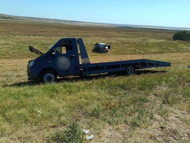 На трассе «Таврида» эвакуатор врезался в автомобиль, стоявший на обочине – среди пострадавших есть ребенок