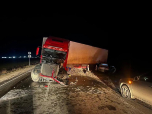 Под Керчью грузовик столкнулся с легковым автомобилем, пострадали 4 человека