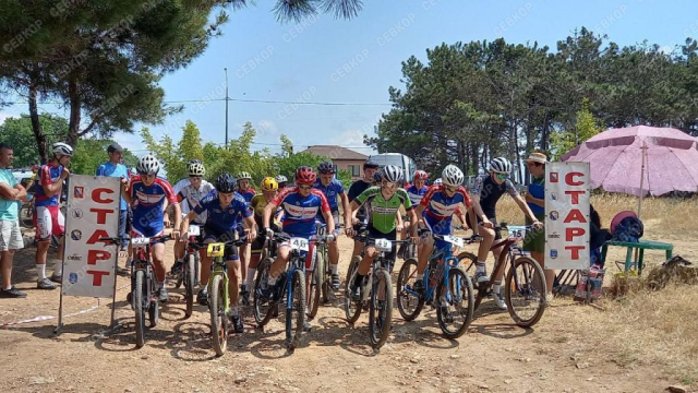В Севастополе соревновались велосипедисты, а в Симферополе подрались футболисты